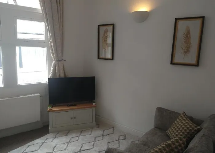 All Saints 2 Bed Apartment In Central Stamford With Parking
